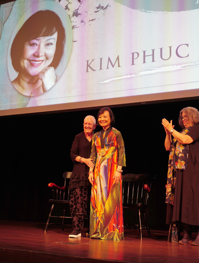 L1013090 pearl s. buck award photo by nick ut