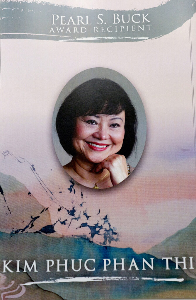 L1071205 pearl s. buck award photo by nick ut